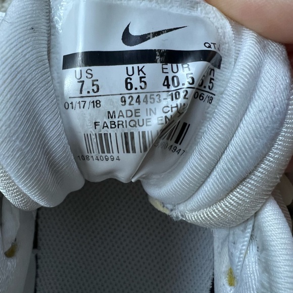 Men’s 7.5/ Women’s 9 Nike Air VaporMax Plus White Sneakers - Picture 7 of 9